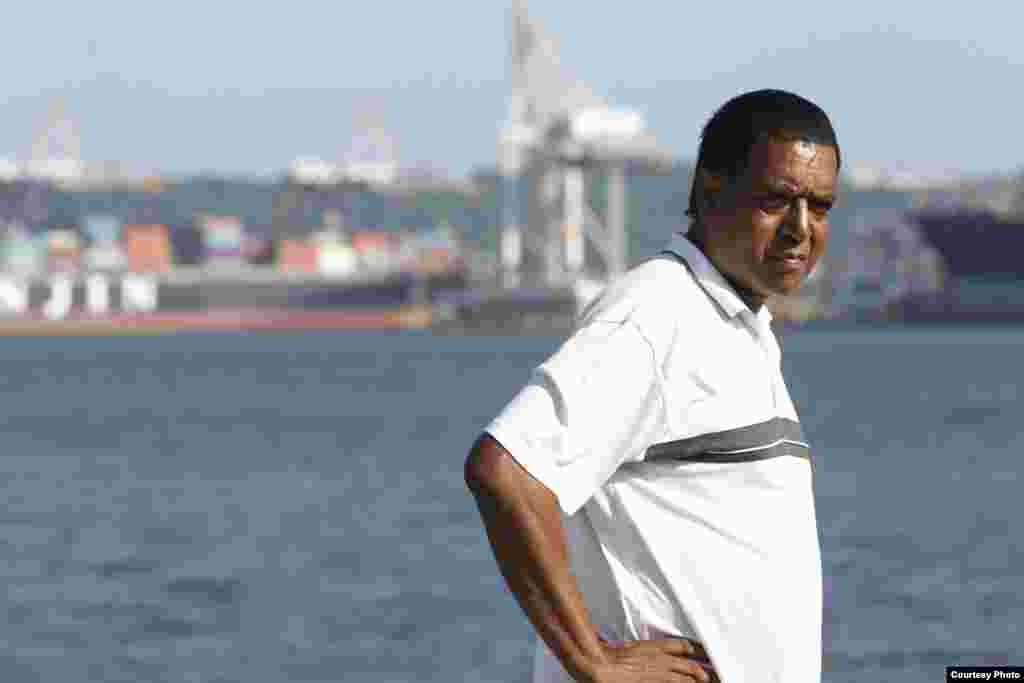 Desmond D’Sa dari Afrika Selatan menolak proyek US$10 miliar untuk mengembangkan pelabuhan Durban, yang menurutnya akan mengusir ribuan warga, memperburuk masalah pengelolaan limbah dan meningkatkan polusi. (Goldman Environmental Prize)