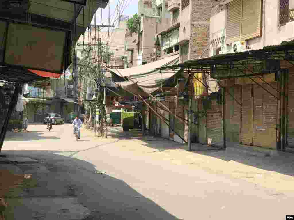شاہ عالمی دروازے پر قائم بازار میں تمام دکانیں بند ہیں۔
