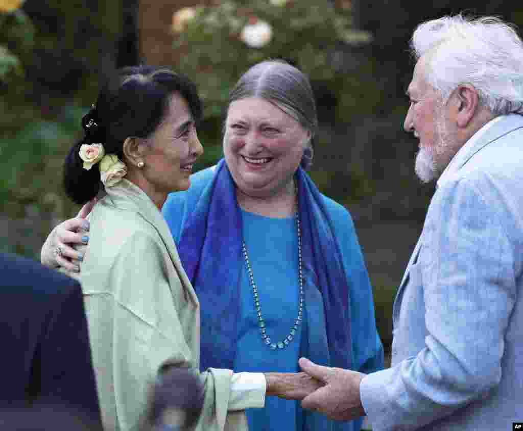 Aung San Suu Kyi pada sebuah resepsi di Oxford, Selasa (19/6).