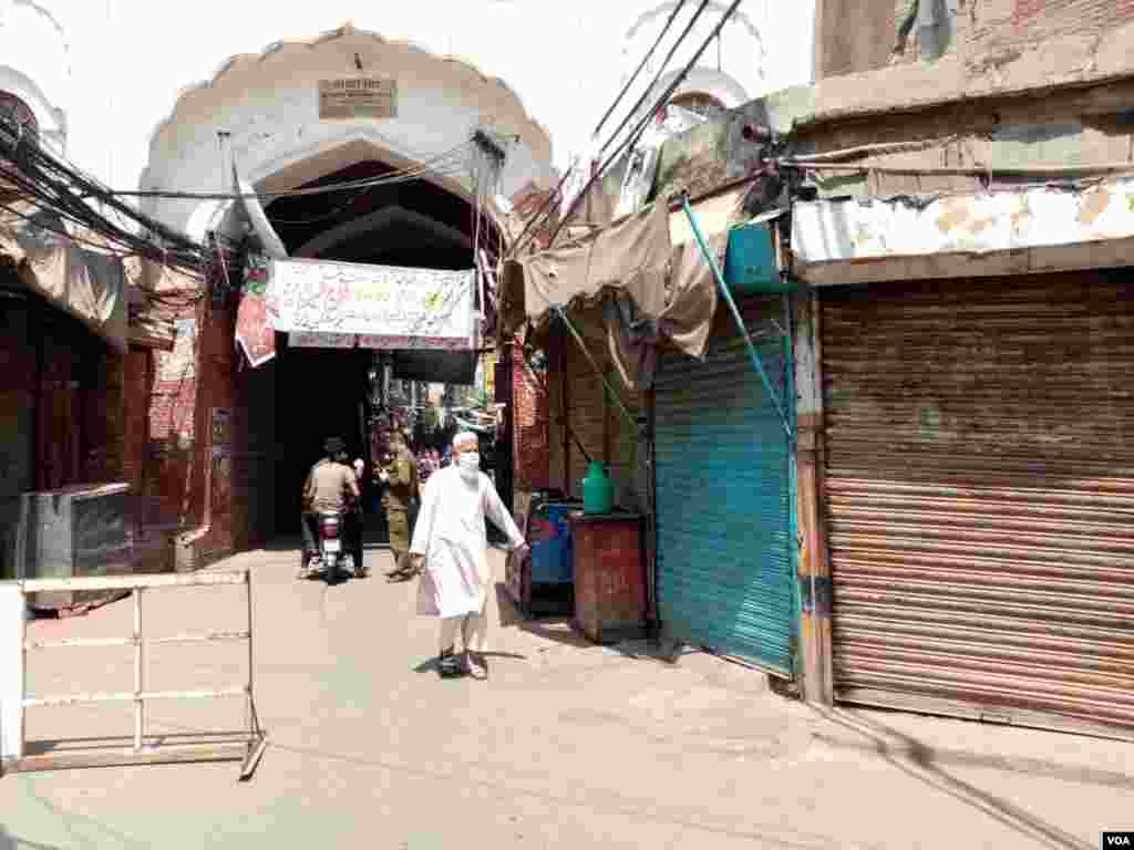 اندرون شہر میں داخلے کے لیے تاریخی لوہاری دروازے کا ایک بیرونی منظر۔