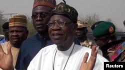 Ministan yada labarai na Najeriya, Lai Mohammed a lokacin da ya kai ziyara makarantar Dapchi