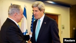 Menlu AS John Kerry (kanan) melakukan lawatan selama satu malam ke Israel dan melangsungkan dua pertemuan dengan PM Israel Benjamin Netanyahu (31/3).