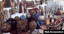 فارست فن در میان آثار عتیقه Forrest Fenn Photo