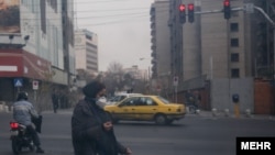 این روزها بسیاری از شهروندان تهران با ماسک در شهر تردد می‌کنند