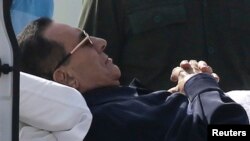 Mantan Presiden Husni Mubarak saat akan menghadiri sidang di pengadilan Kairo (foto: dok).