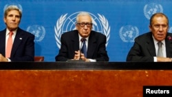 Menlu AS John Kerry (kiri), utusan PBB untuk masalah Suriah Lakhdar Brahimi (tengah) dan Menlu Rusia Sergei Lavrov memberikan keterangan kepada media terkait Suriah di kantor PBB di Jenewa (13/9).