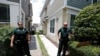 Des agents de police se tiennent à l'extérieur du domicile en Floride de l'ancien officier de police de Minneapolis, Derek Chauvin, accusé du meurtre de George Floyd  en Floride. (REUTERS / Scott Audette)