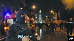 Photo d’archives : Un policier en cagoule sur les lieux d’une explosion meurtrière à Tunis, qualifiée d’«acte terroriste» par le ministère tunisien de l'Intérieur, mardi 24 novembre 2015. (AP Photo/Hassene Dridi)