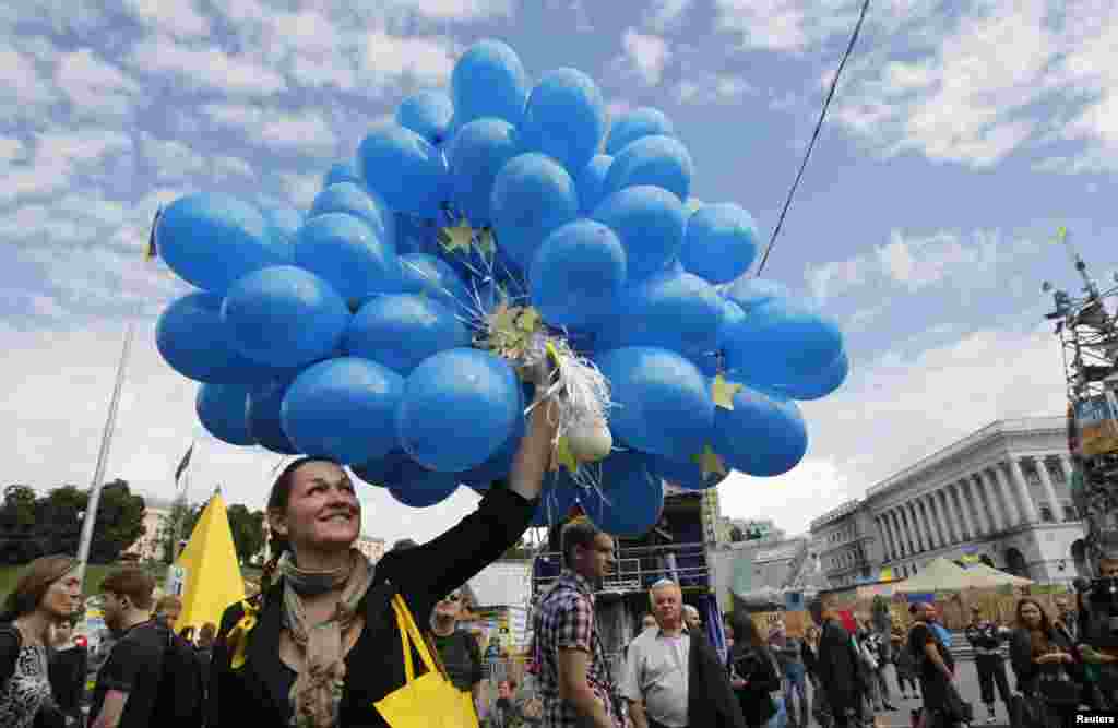 Orang-orang berkumpul di Lapangan Merdeka (Maidan Nezalezhnosti) untuk merayakan penandatanganan kesepakatan perdagangan bebas antara Ukraina dan Uni Eropa, di pusat kota Kiev. &nbsp; 