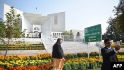 چیف جسٹس نے ریمارکس دیے کہ وزیرِ اعظم کی کابینہ غیر مؤثر ہو چکی ہے۔ (فائل فوٹو)