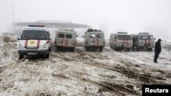 Ղազախստանի արտակարգ իրավիճակների նախարարության մեքենաները՝ ավիավթարի վայրի մոտ, 2013թ. հունվարի 29 