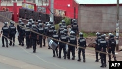 La police marche dans un quartier de Bueaà 60 kilomètres de Douala, le 1er octobre 2017.