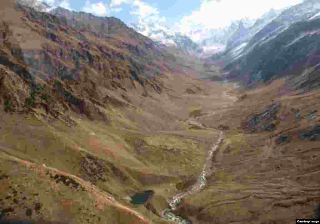 Taman Nasional Himalaya (GHNPCA) terletak di bagian barat Pegunungan Himalaya di bagian selatan negara bagian Himachal Pradesh di India dan ditandai dengan puncak-puncak pinus yang tinggi, padang rumput pinus dan hutan bersungai. (UNESCO)