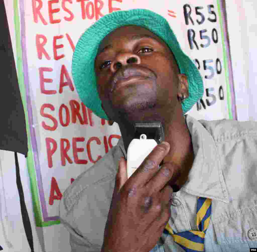 In the dusty alleyways of Soweto's beauty salons and barber shops, the subject of death is taboo, said a barber who serves patients at Diepkloof Hospice. (VOA / D. Taylor)