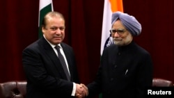 PM Pakistan Nawaz Sharif (kiri) berjabat tangan dengan PM India Manmohan Singh di sela-sela pertemuan Sidang Umum PBB di New York (29/9).