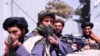 Les forces talibanes montent la garde devant l'aéroport international Hamid Karzai de Kaboul, Afghanistan, le 2 septembre 2021.