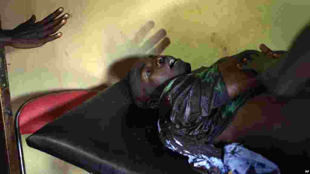 Un manifestant grièvement blessé par balle réelle attend d’être soigné dans une petite clinique, au quartier Musaga à Bujumbura, Burundi, lundi 4 mai 2015.