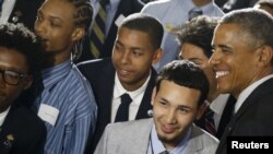 Le président Barack Obama (à dr.), rencontrant des jeunes du Bronx à New York (Reuters)