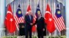 တူရကီသမ္မတ Recep Tayip Erdogan (ဝဲ) နဲ့ မလေးရှားဝန်ကြီးချုပ် Anwar Ibrahim တို့ မလေးရှားနိုင်ငံ ပူထရာဂျယာမြို့မှာ တွေ့ဆုံစဥ်။ (ဖေဖေါ်ဝါရီ ၁၁၊ ၂၀၂၅)