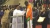 Abdoul-Razak Issoufou Alfaga, le champion du monde de taekwondo, reçoit une médaille du président Issoufou Mahamadou, 25 août 2016. (VOA/Abdoul-Razak Idrissa)