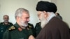آیت الله خامنه ای به فرماندهانی که در توقیف قایق های آمریکایی نقش داشتند مدال داد 