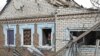 Radnik lokalnih službi pregleda kuću oštećenu u napadu ruskim dronom, u Zaporožju, Ukrajina, 25. novembar, 2024.(Foto: Reuters)
