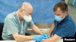 Petugas kesehatan memberikan vaksin cacar monyet kepada seorang warga di sebuah klinik vaksinasi di Tucson, Arizona, pada 20 Agustus 2022. (Foto: Reuters/Rebecca Noble)