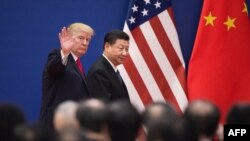 美国总统川普与中国国家主席习近平在北京人大会堂参加一个商界领袖的会议后离开。（2017年11月9日）