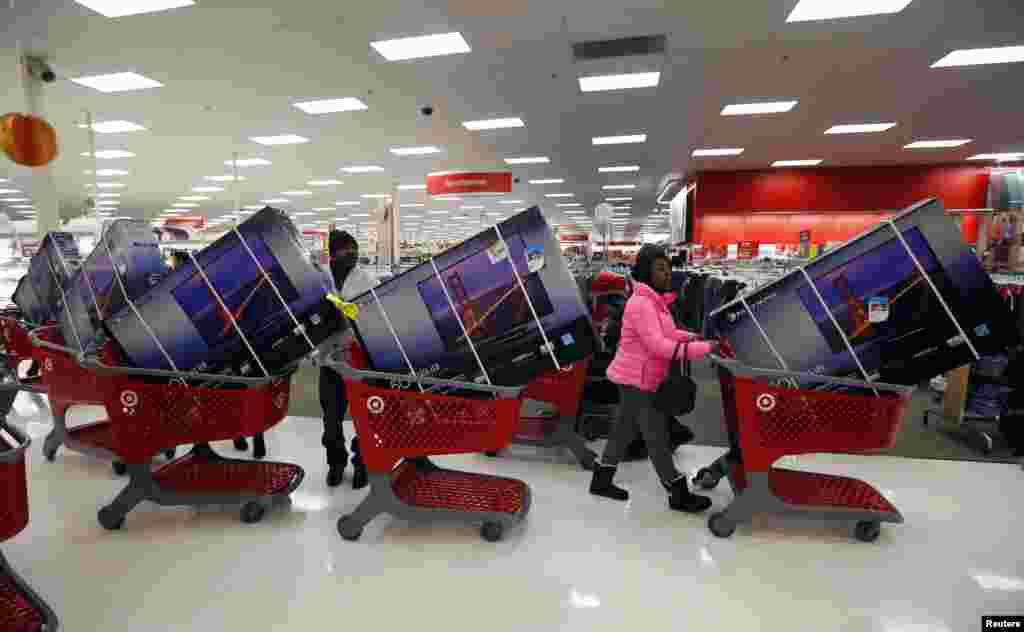 Orang-orang yang berbelanja pada Hari Thanksgiving mengantre dengan pesawat televisi berharga diskon di toko ritel Target di Chicago, Illinois (28/11). (Reuters/Jeff Haynes)