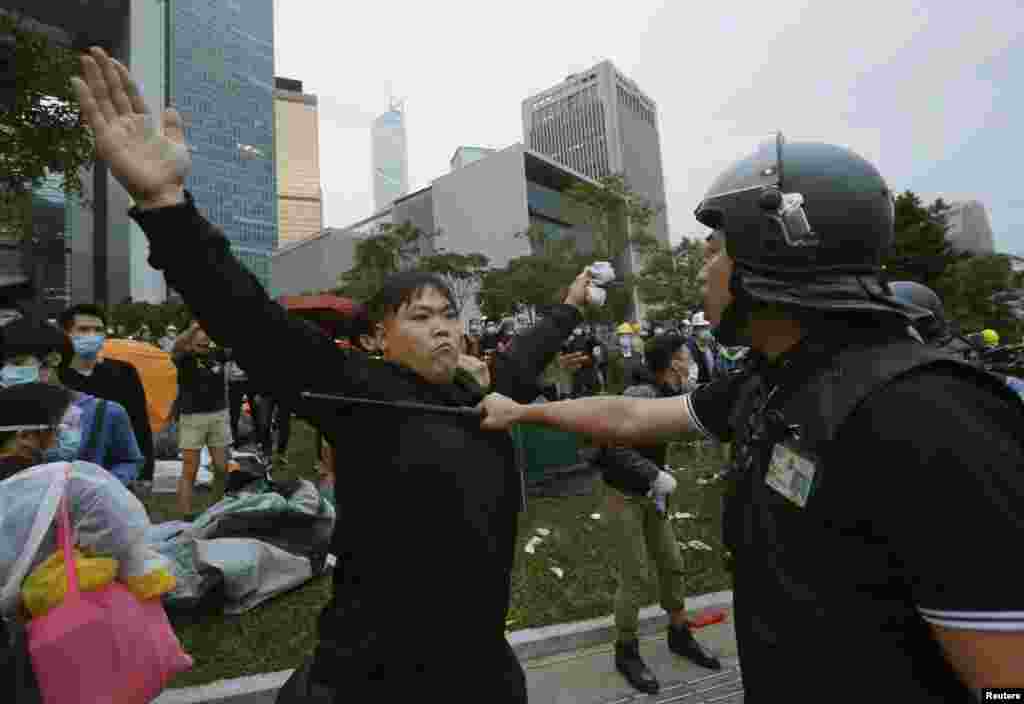 香港政府总部外冲突中，亲民主示威者阻拦防暴警察