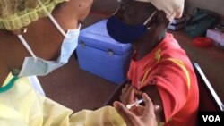 Vamwe vakabaiwa nhomba yekudzivirira Covid-19 vanonzi vari kutwa nechirwere ichi.