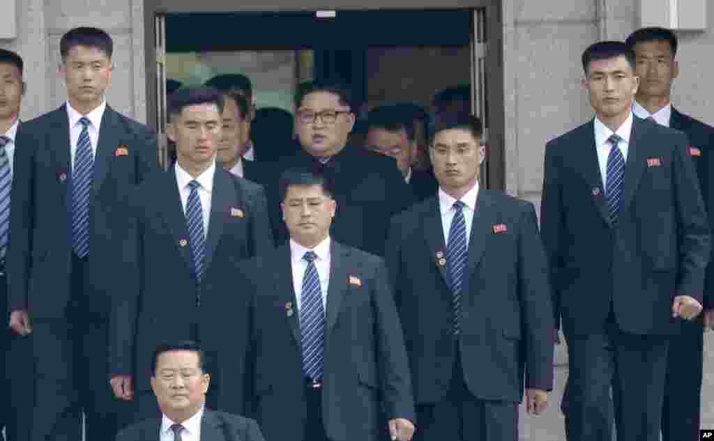  Kim Jong Un entouré de ses gardes du corps à son arrivée pour la réunion avec le président sud-coréen Moon Jae-in dans la zone démilitarisée de Panmunjom, le 27 avril 2018.