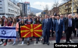 Denis Zvizdić i Zoran Zaev na Maršu života u čast i znak sjećanja na Jevreje deportirane iz Makedonije tokom Drugog svjetskog rata.