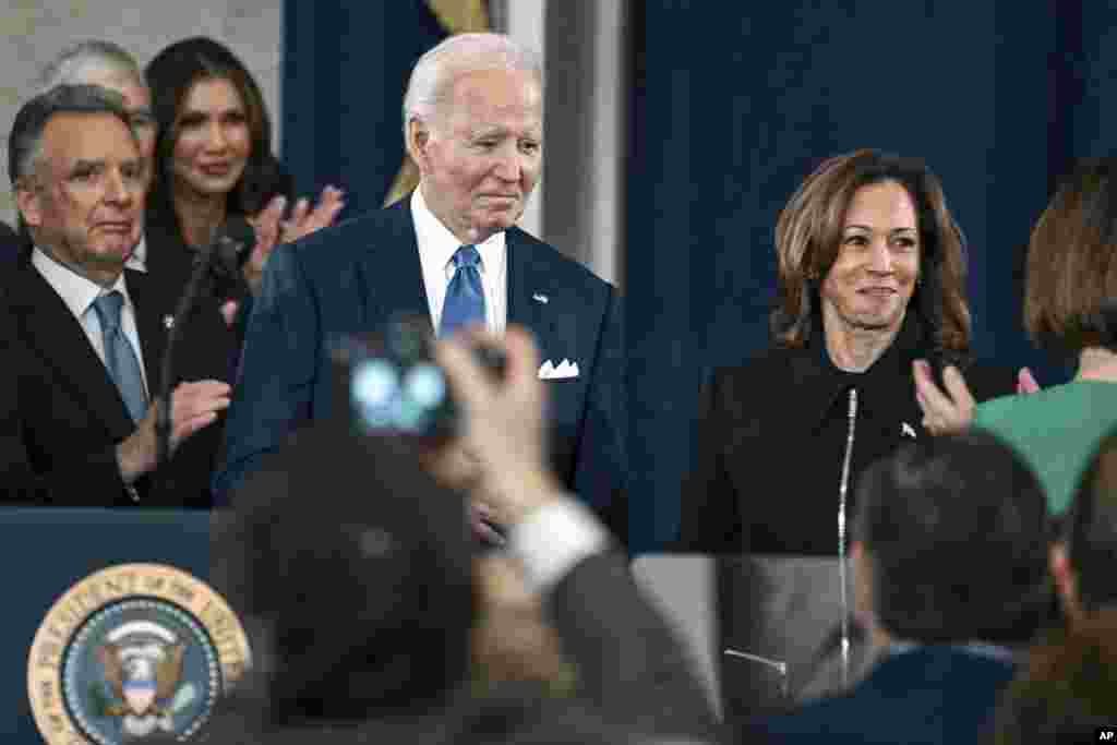 2025年1月20日，华盛顿，总统乔&middot;拜登（左）和副总统卡马拉&middot;哈里斯（Kamala Harris）在美国国会大厦圆形大厅出席第60届总统就职典礼。