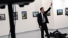 Seorang pria yang diidentifikasi sebagai Mevlut Mert Altintas berteriak seusai menembak Andrei Karlov, Dubes Rusia untuk Turki di sebuah Galeri Foto di Ankara,Turki, 19 Desember 2016 (AP Photo/Burhan Ozbilici).