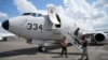 แฟ้มภาพ - เครื่องบินลาดตระเวน P-8A โปไซดอน ของสหรัฐฯ จอดพักอยู่ที่ฐานทัพอากาศคลาร์ค ในจังหวัดพัมพังกา ทางเหนือของฟิลิปปินส์ เมื่อ 20 มี.ค. 2565