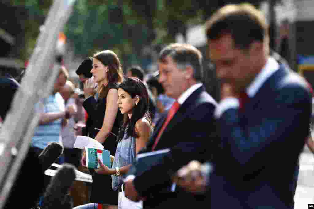 Para anggota media memberikan laporan langsung dari seberang sayap Lindo yang eksklusif di Rumah Sakit St. Mary's, London (22/7). (AP/Lefteris Pitarakis)