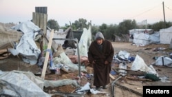Palestinac pregleda štetu u šatorskom kampu u kojem se nalaze raseljene osobe, nakon izraelskog udara, usred sukoba između Izraela i Hamasa, u oblasti al-Mawasi, u Khan Younisu, južnom pojasu Gaze, 2. januara 2025.