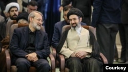علی لاریجانی (چپ) در کنار مجتبی خامنه‌ای، پسر علی خامنه‌ای