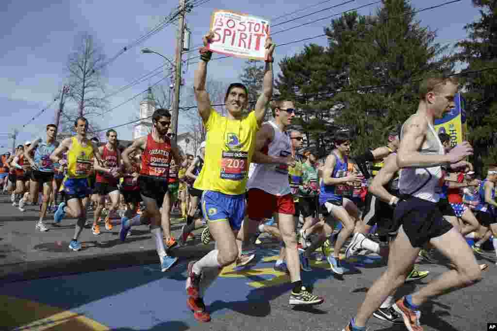 2014年4月21日，在第118届波士顿马拉松比赛中，头一波9000名选手在麻萨诸塞州的霍普金顿跨过起跑线。