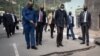 Mokonzi ya RDC Félix Tshisekedi (CG) na mokonzi ya Rwanda Paul Kagame (CD) bazali kotala bokabwani ya mabele bowuti na boningani bolandaki botumboki ya volcan Nyiragongo, Rubavu, Randa, 25 sanza ya motoba 2021.