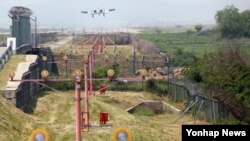 살아있는 탄저균이 잘못 배달된 경기도 평택 주한미군 오산 공군기지 상공에서 지난 28일 '탱크 킬러'로 유명한 지상 공격기 A-10기가 착륙을 준비하고 있다.