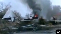 Tank militer Suriah terbakar api di luar kota Deir Ezzor (29/1). (AP/Ugarit News)