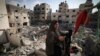 Palestinka prostire odeću ispred svog doma oštećenog u izraelskom vazdušnom udaru na grad Gazu prošle nedelje, nekoliko sati pošto što je stupilo na snagu primirje između Izraela i palestinskih militanata, 8. avgusta 2022.