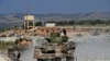 Anggota dari kelompok jihadis Hayat Tahrir al-Sham (HTS) membawa perlengkapan militer milik mereka di pinggiran Kota Afrin, Suriah, pada 13 Oktober 2022. (Foto: AFP/Rami al Sayed)