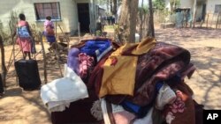 Mhuri idzi dzinonzi dzakasiiwa parutivi pemugwagwa weHarare-Chirindu pasina mvura kana zvimbuzi.