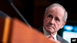 2022年3月2日，美国国会参议院外交事务委员会资深成员吉姆·里施（Jim Risch）在国会山的一场关于乌克兰局势的记者会上。（美联社照片）