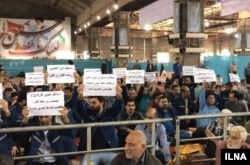 کارگران فولاد اهواز در نماز جمعه دست به اعتراض زدند