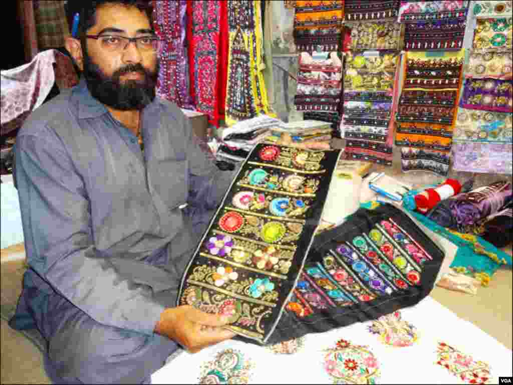 بلوچی خواتین کے ملبوسات میں تلہ، اون اور ریشم کے دھاگوں سے شیشوں کے ساتھ کڑھائی کیجاتی ہے