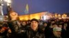 Seorang pengunjuk rasa meneriakkan slogan dalam demonstrasi anti-pemerintah di Independence Square, Kyiv, Ukraina (21/2).